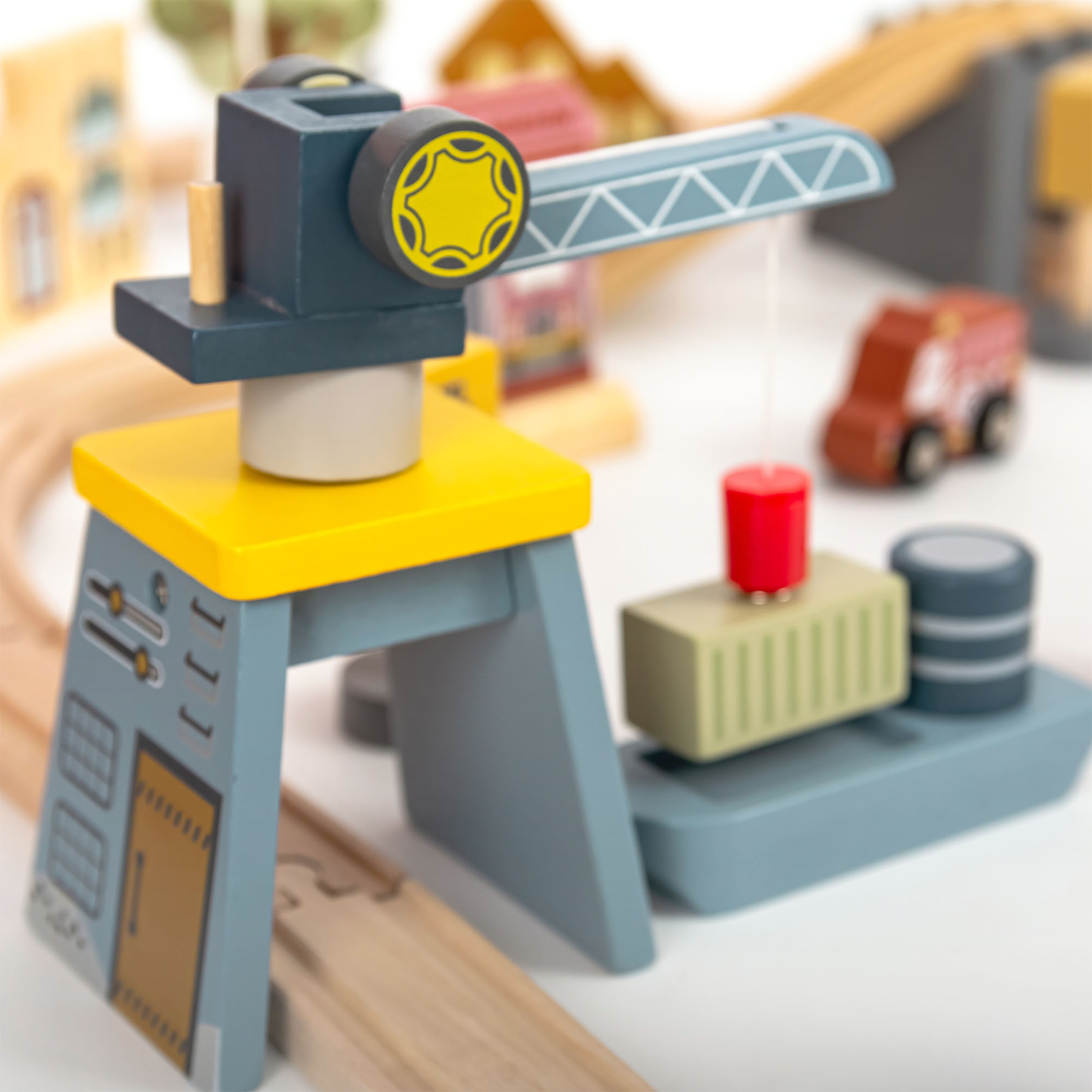 Ferrocarril urbano de madera con tren eléctrico: grúa móvil, barco, puentes