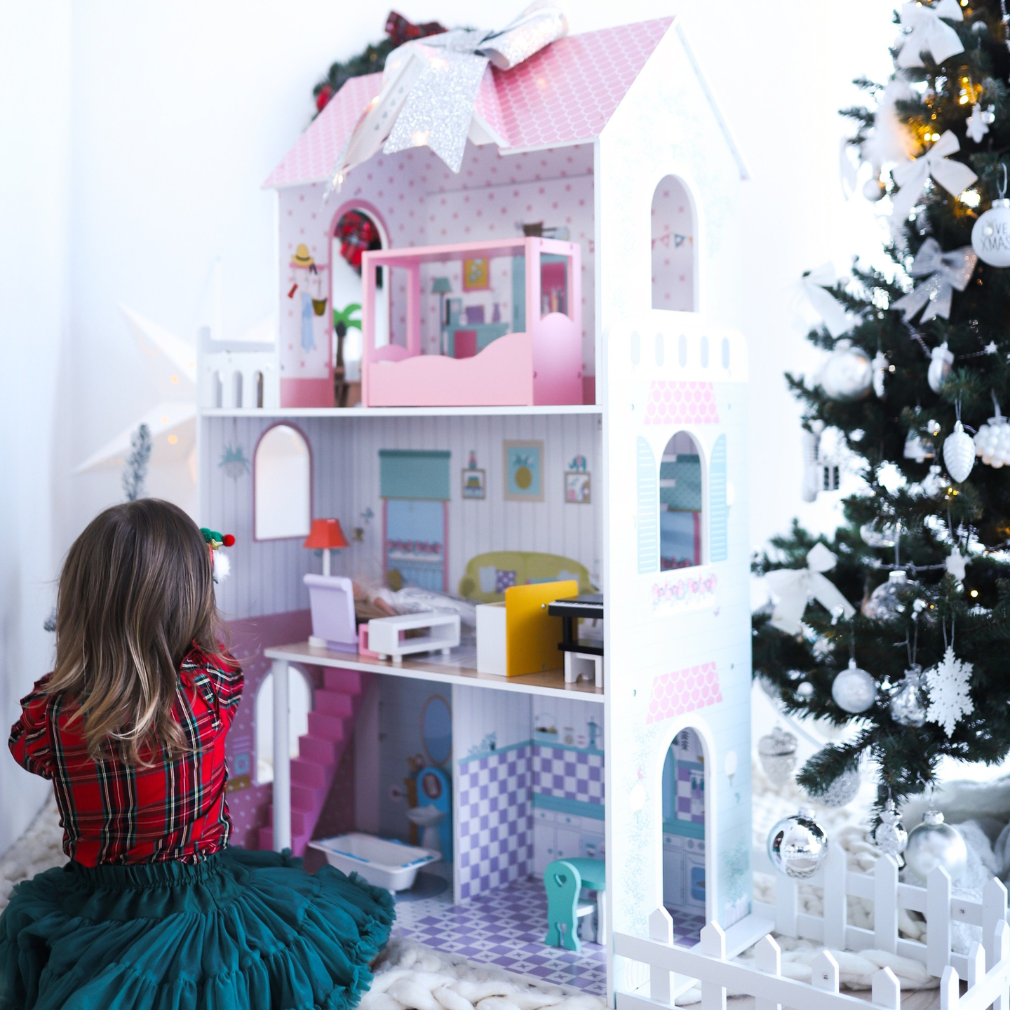 XXL La casa de muñecas de madera más grande - 123 cm - iluminada por LED - terraza, accesorios, jardín