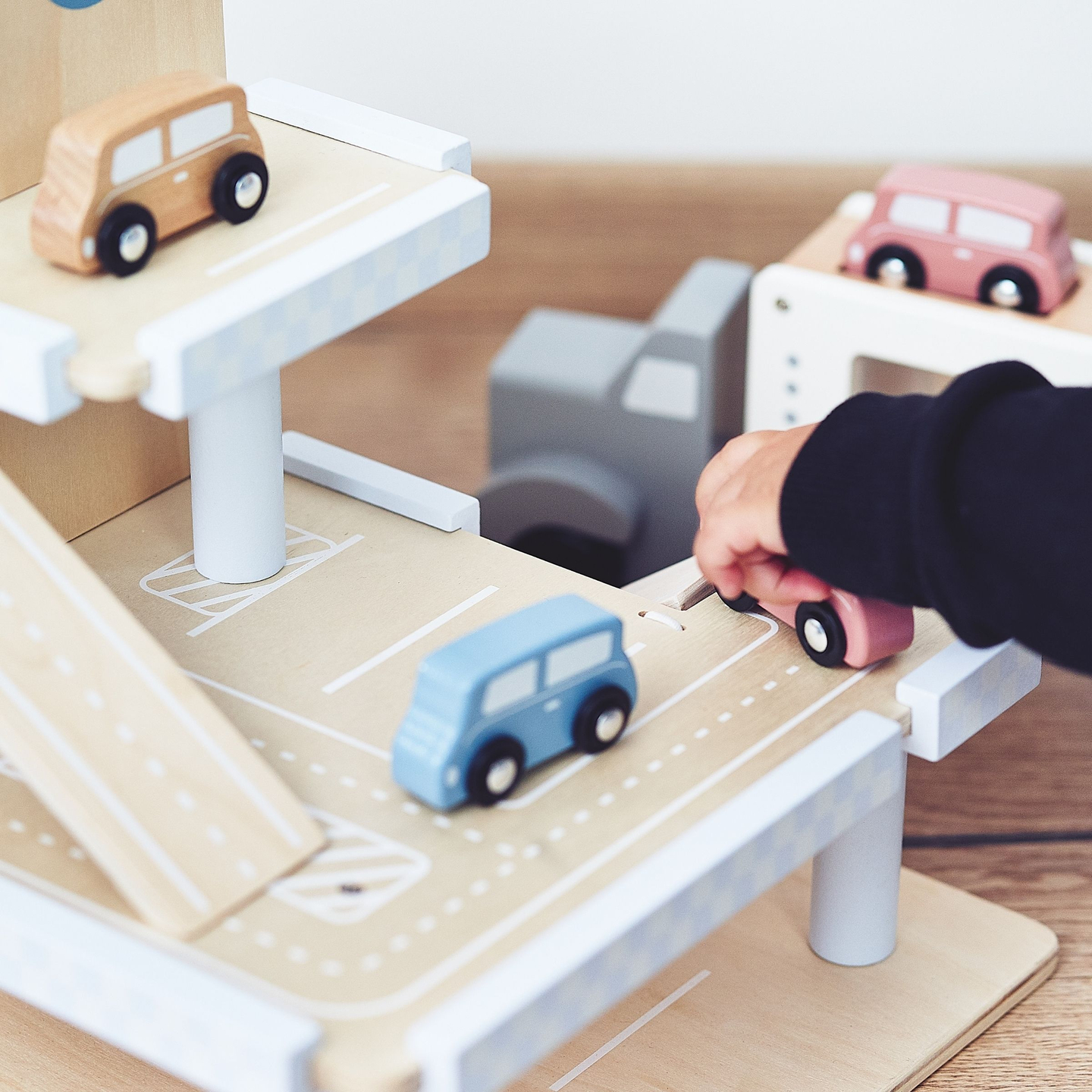 Estacionamiento de madera de tres niveles con ascensor - garaje para autos y helicóptero