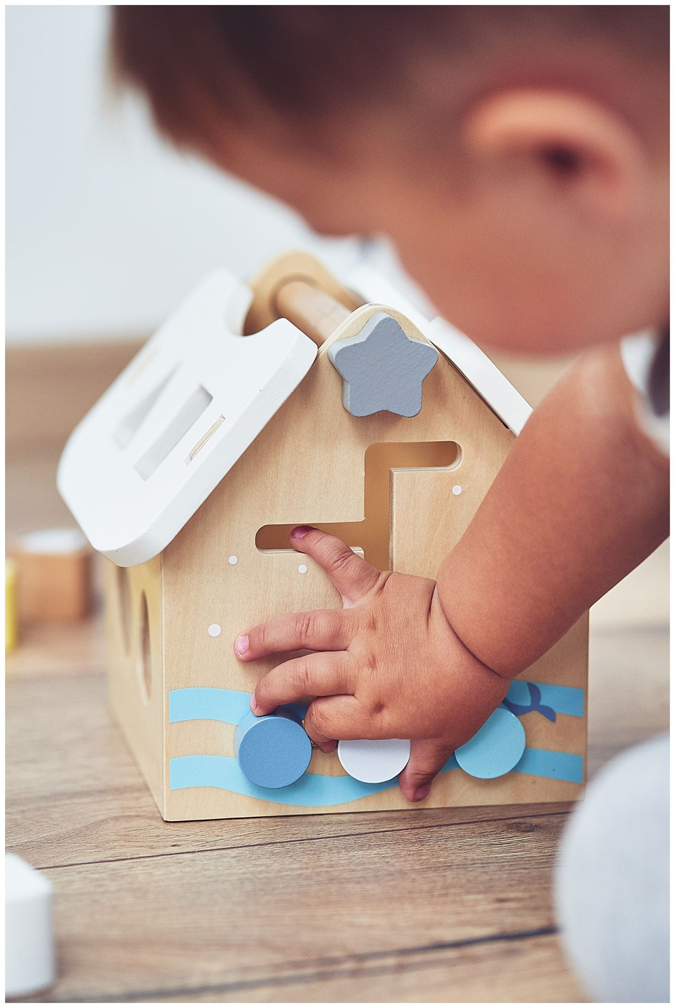 Clasificador: una casa educativa de madera con bloques