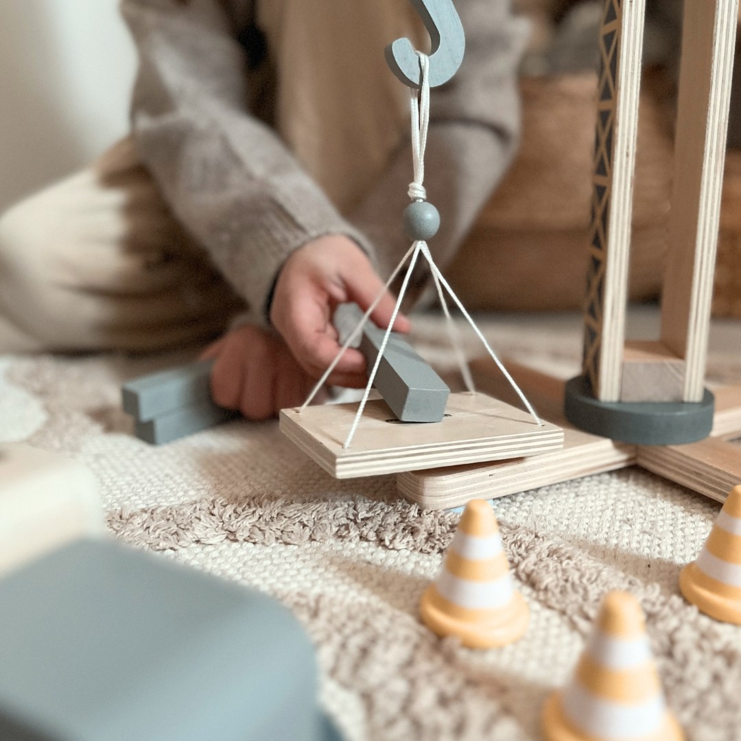 Sitio de construcción de madera con grandes grúas móviles y vehículos, grúa torre