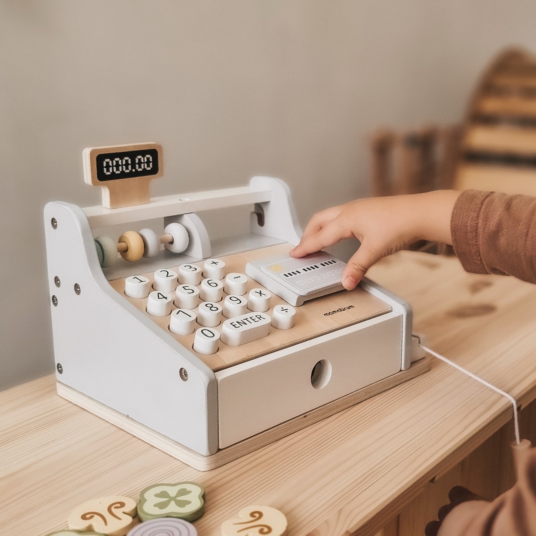 Caja registradora de madera con accesorios.