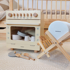 Lavavajillas de madera con accesorios.