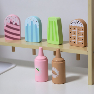 Heladería de madera con ruedas - carrito de helados