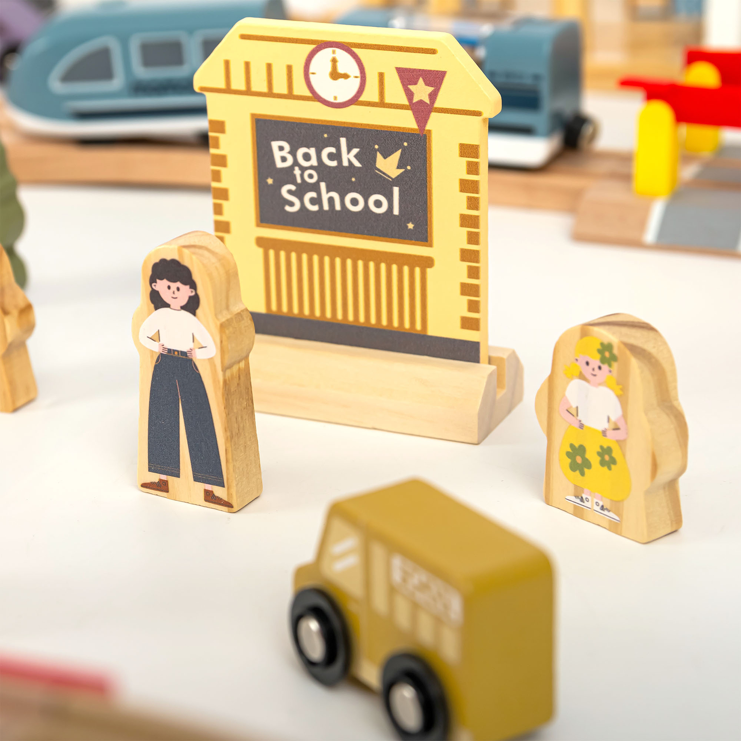 Ferrocarril urbano de madera con tren eléctrico: grúa móvil, barco, puentes