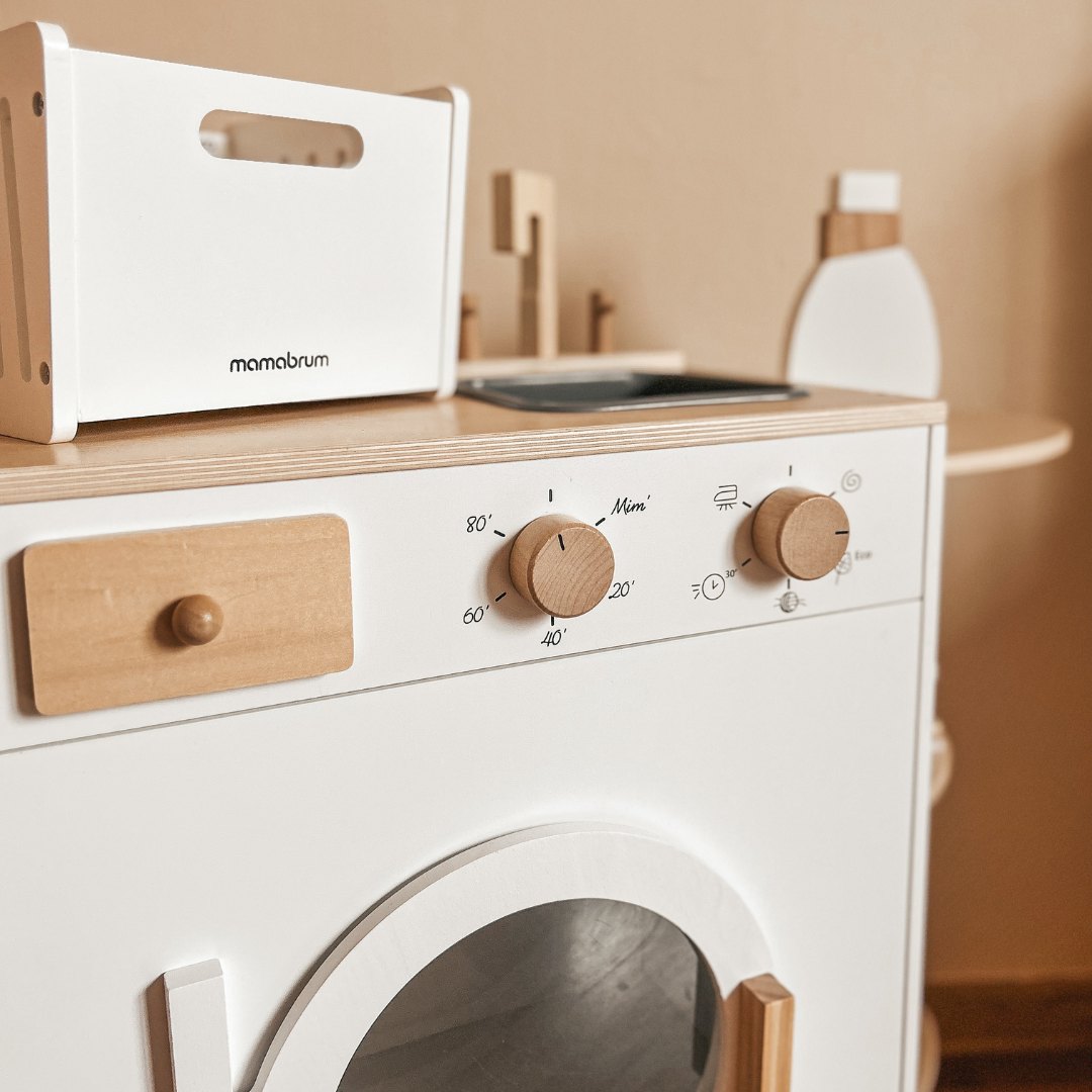 Lavadora de madera con plancha, cesta y detergente líquido