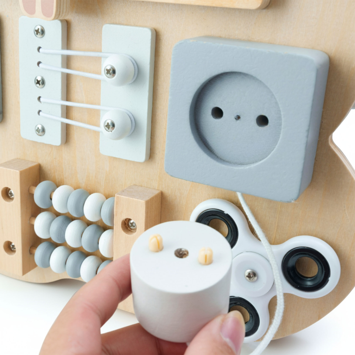 Tablero manipulativo de madera Montessori con forma de osito de peluche: aprendizaje sensorial de la independencia: velcro, enchufe, laberinto, botón de clic