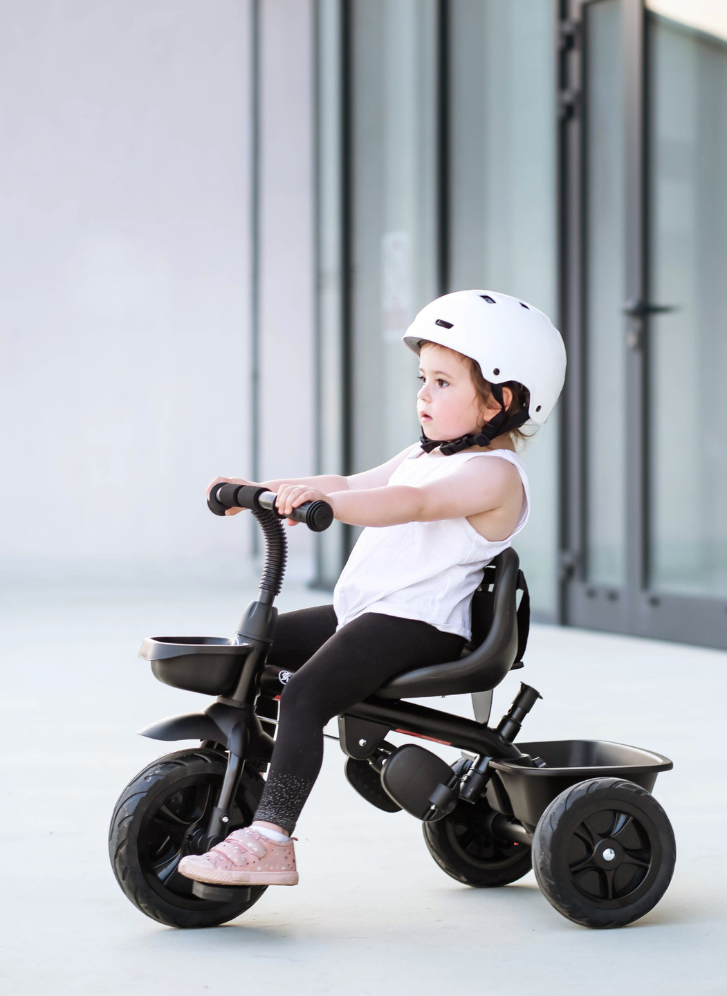 Triciclo HyperMotion TOBI VECTOR: ruedas infladas permanentemente + empujador. De color negro.