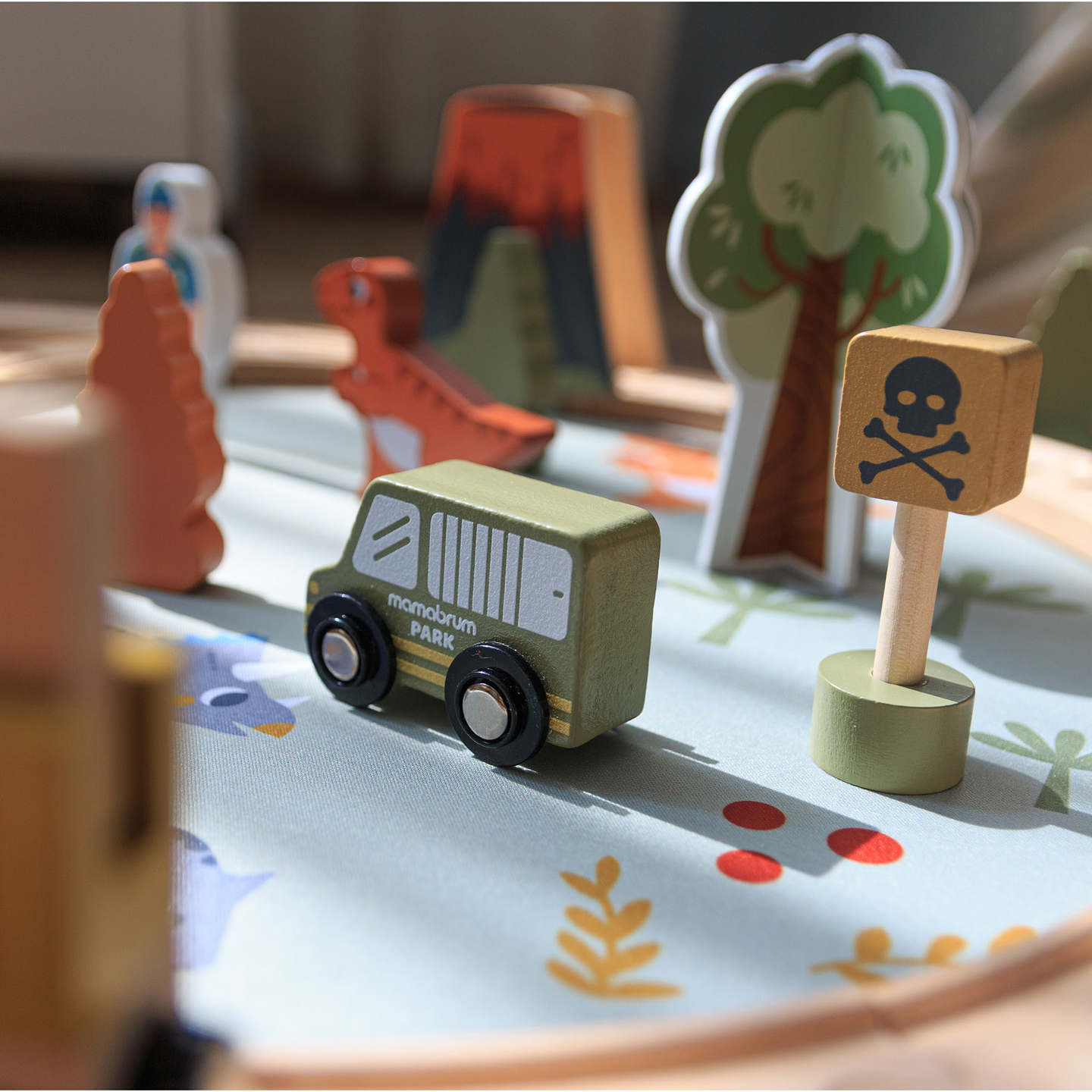 Tren de madera Dino Park con alfombra antideslizante - dinosaurios, tren, vías, volcán, campana