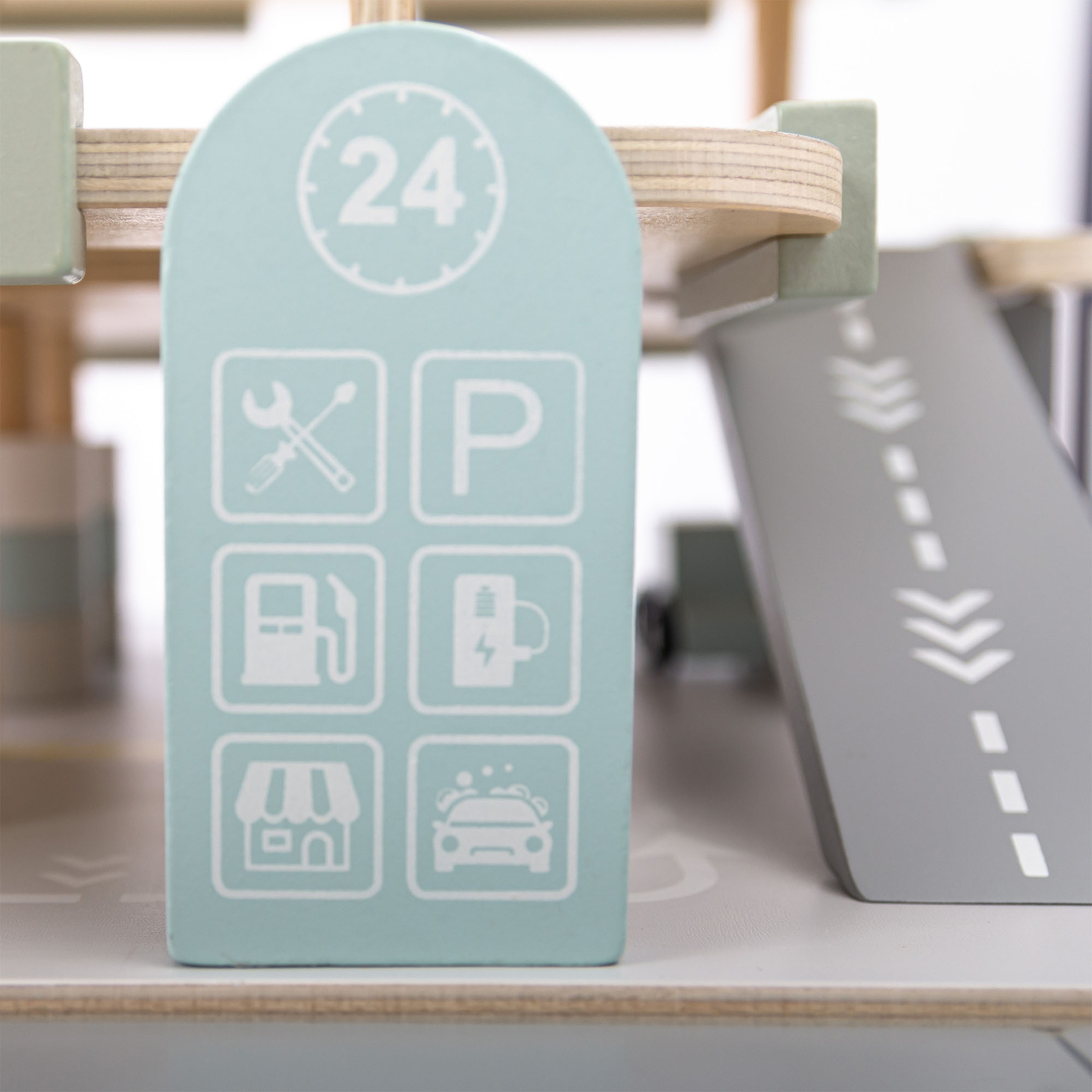 Garaje de madera de tres plantas para niños con accesorios: aparcamiento, gasolinera, lavadero de coches, helicóptero.