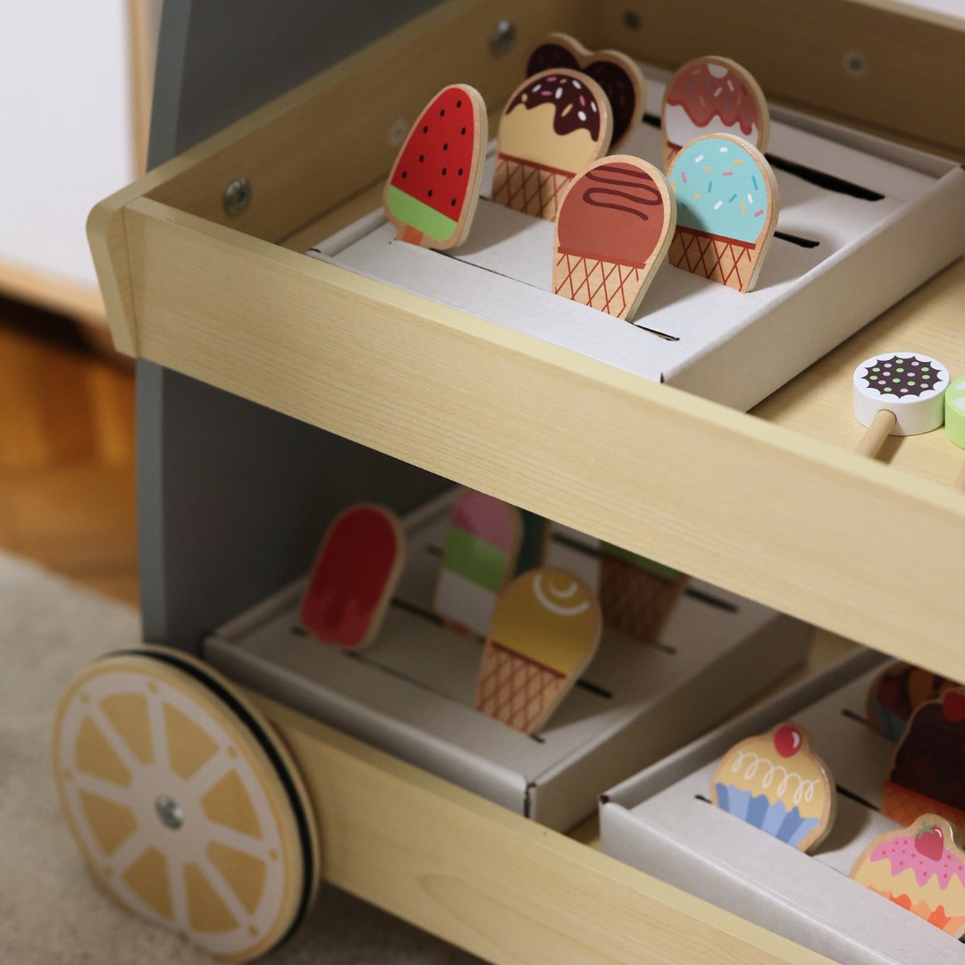 Heladería de madera con ruedas - carrito de helados