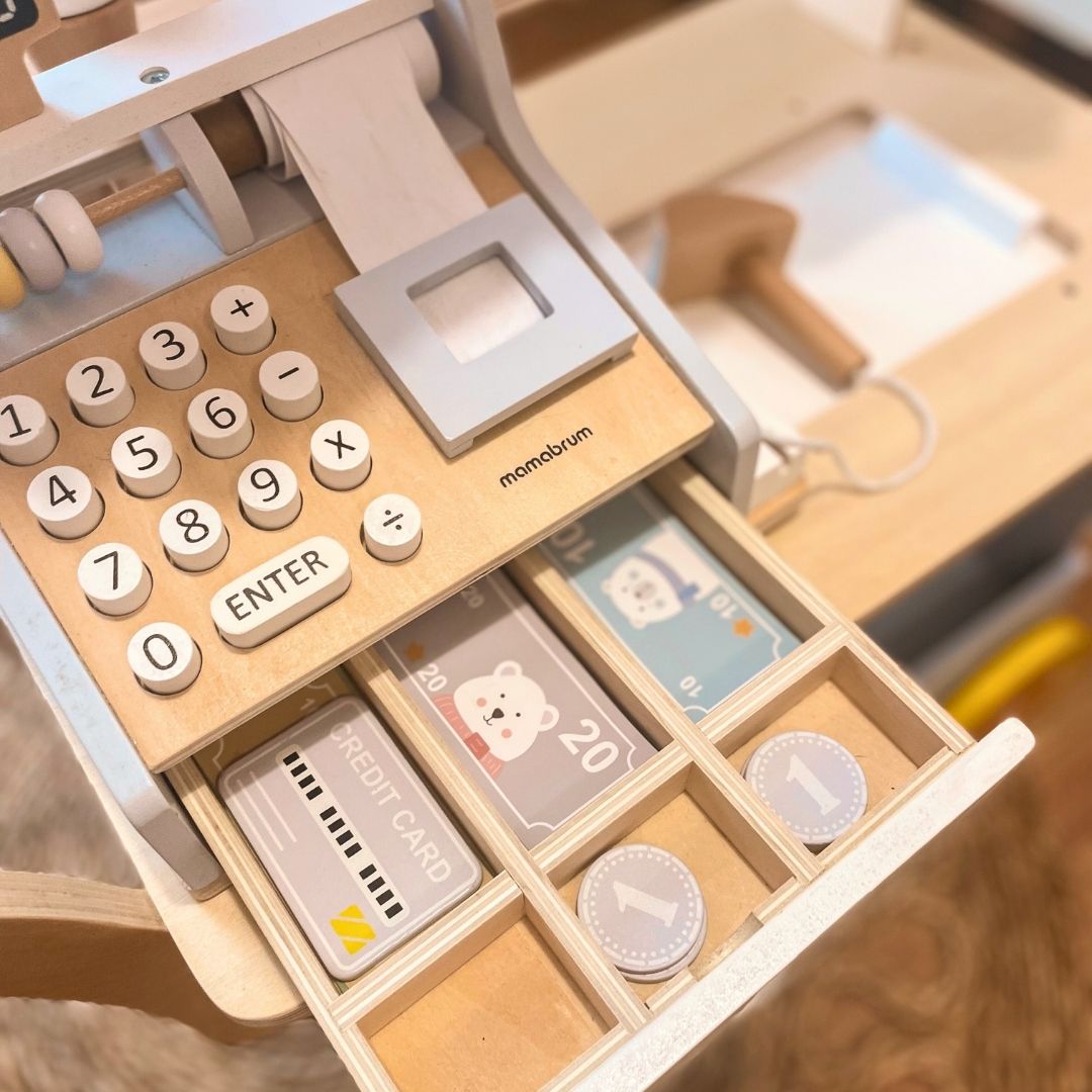 Caja registradora de madera con accesorios.