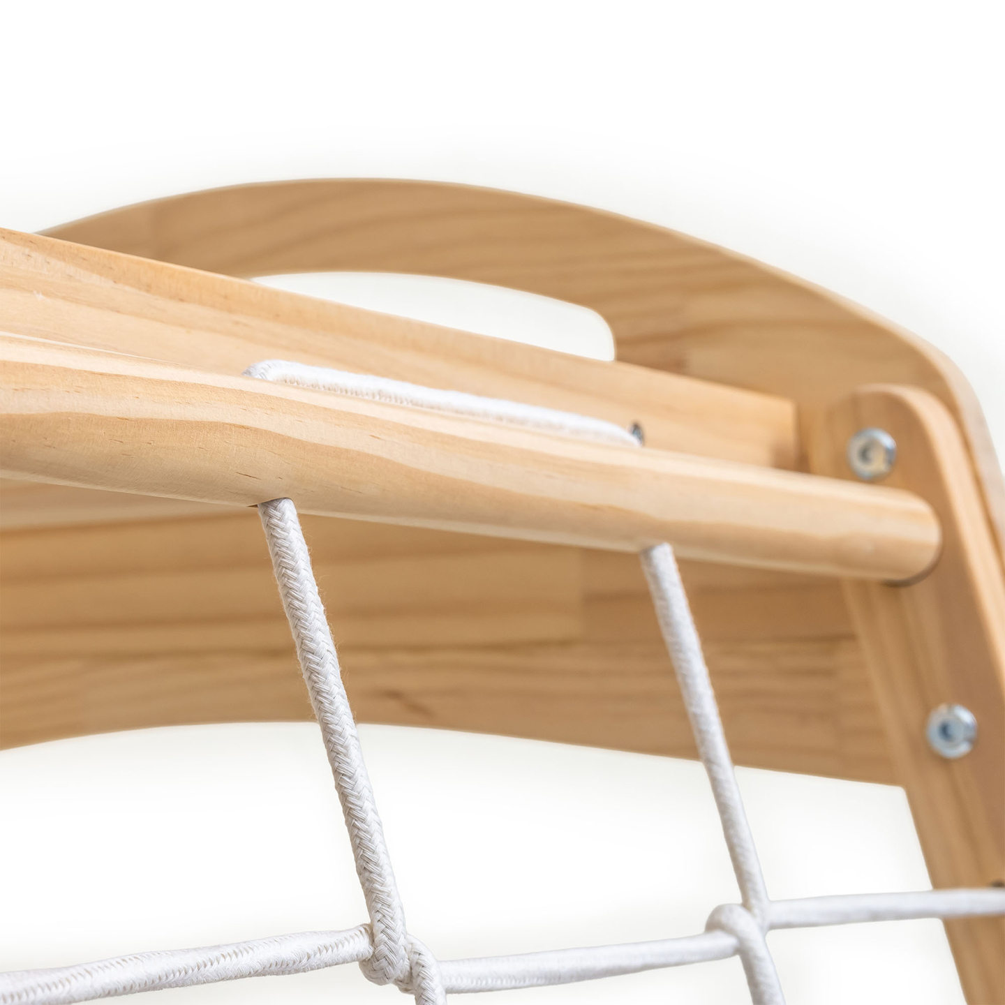 Parque infantil interior de madera con columpio, anillos de gimnasia y red de escalada.