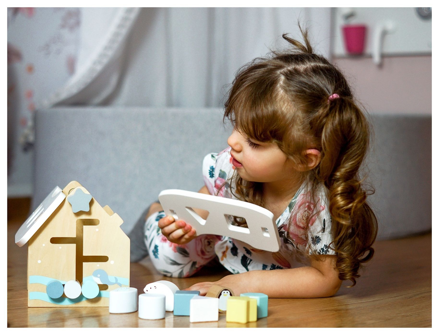 Clasificador: una casa educativa de madera con bloques