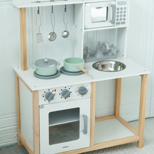 Cocina infantil de madera con microondas