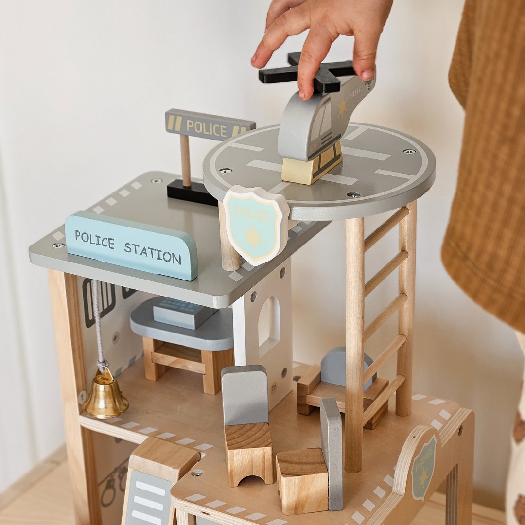 Comisaría de policía de madera con accesorios.
