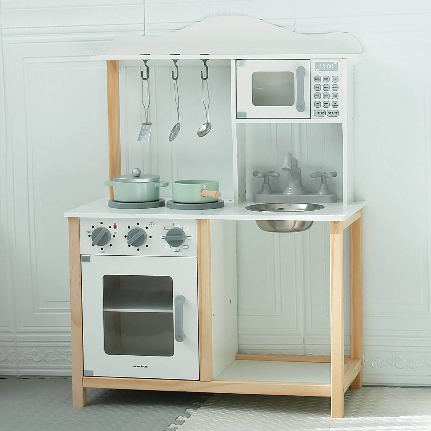 Cocina infantil de madera con microondas