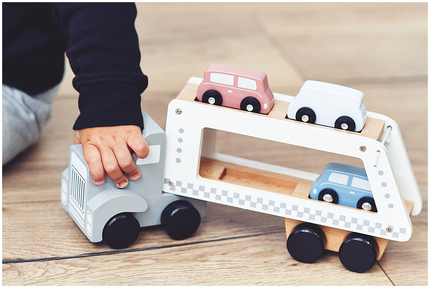 Camión de madera - semirremolque con 4 coches.