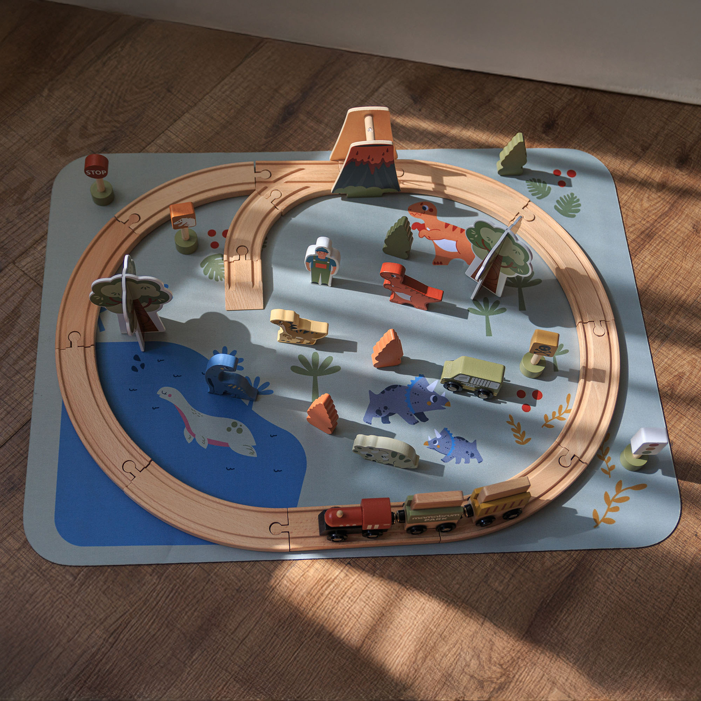 Tren de madera Dino Park con alfombra antideslizante - dinosaurios, tren, vías, volcán, campana