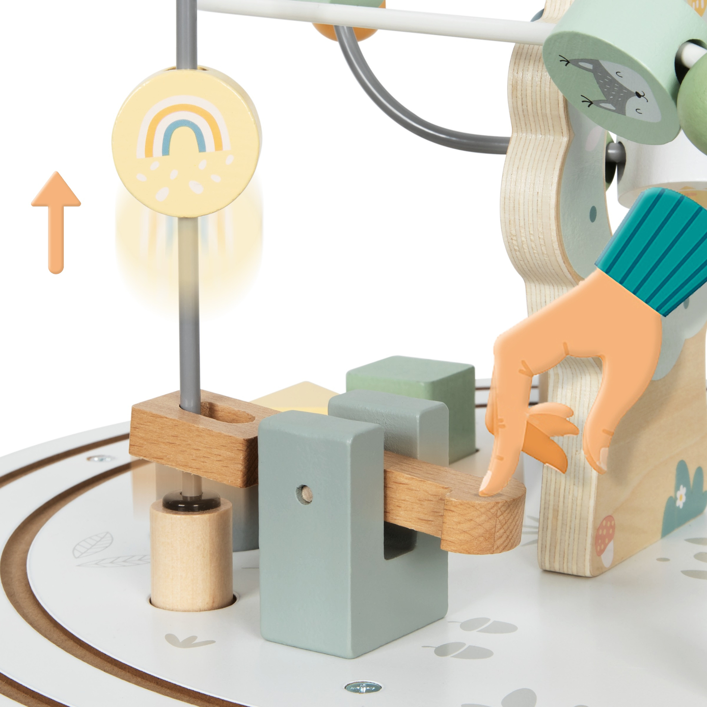 Mesa educativa redonda de madera con tren magnético y lanzador de cuentas.