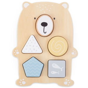 Un juego de juguetes de madera: un entrelazado de colores, una pirámide de focas y un clasificador de ositos de peluche.