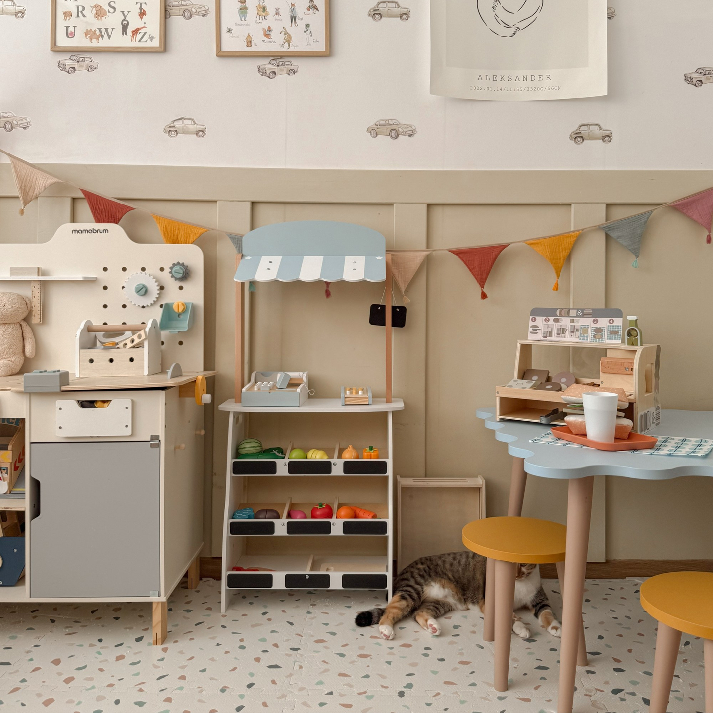 Tienda de comestibles: un puesto de madera con cajas, una caja registradora y una terminal