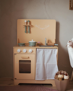 Cocina de madera con delantal, complementos e iluminación LED.