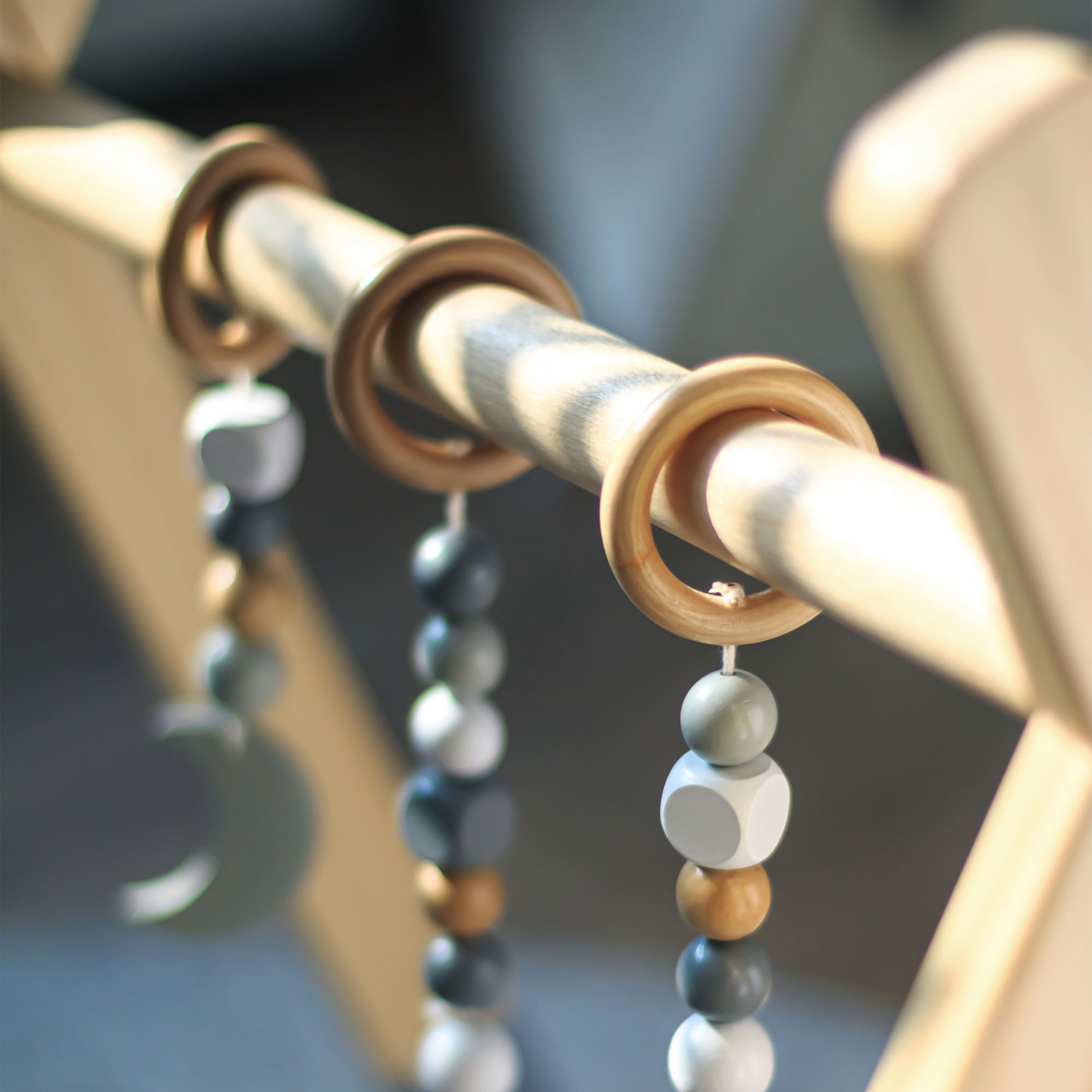 Soporte educativo de madera Baby Gym - color gris