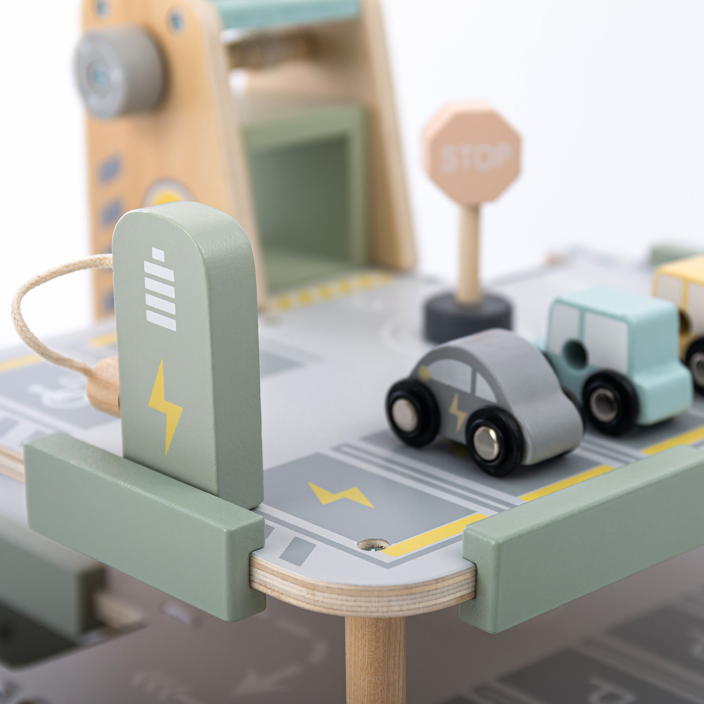 Garaje de madera de tres plantas para niños con accesorios: aparcamiento, gasolinera, lavadero de coches, helicóptero.