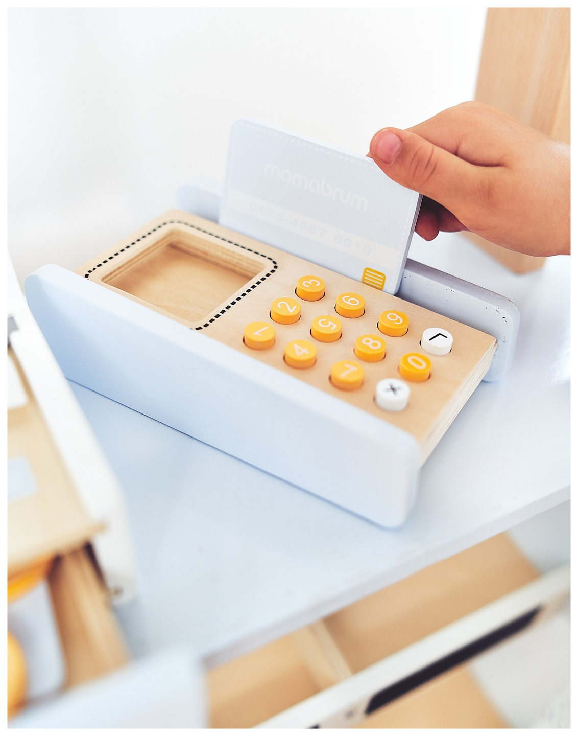 Tienda de comestibles: un puesto de madera con cajas, una caja registradora y una terminal