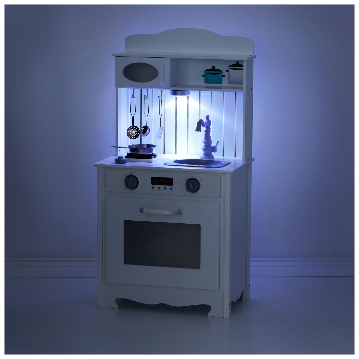 Cocina de madera blanca con delantal, accesorios y lámpara LED.