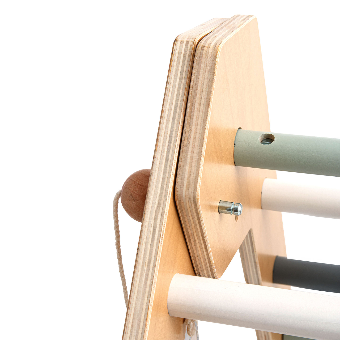 Parque infantil interior de madera con muro de escalada, tobogán, arco de escalada/balancín y triángulo de Pikler.