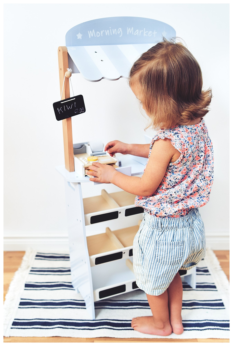 Tienda de comestibles: un puesto de madera con cajas, una caja registradora y una terminal
