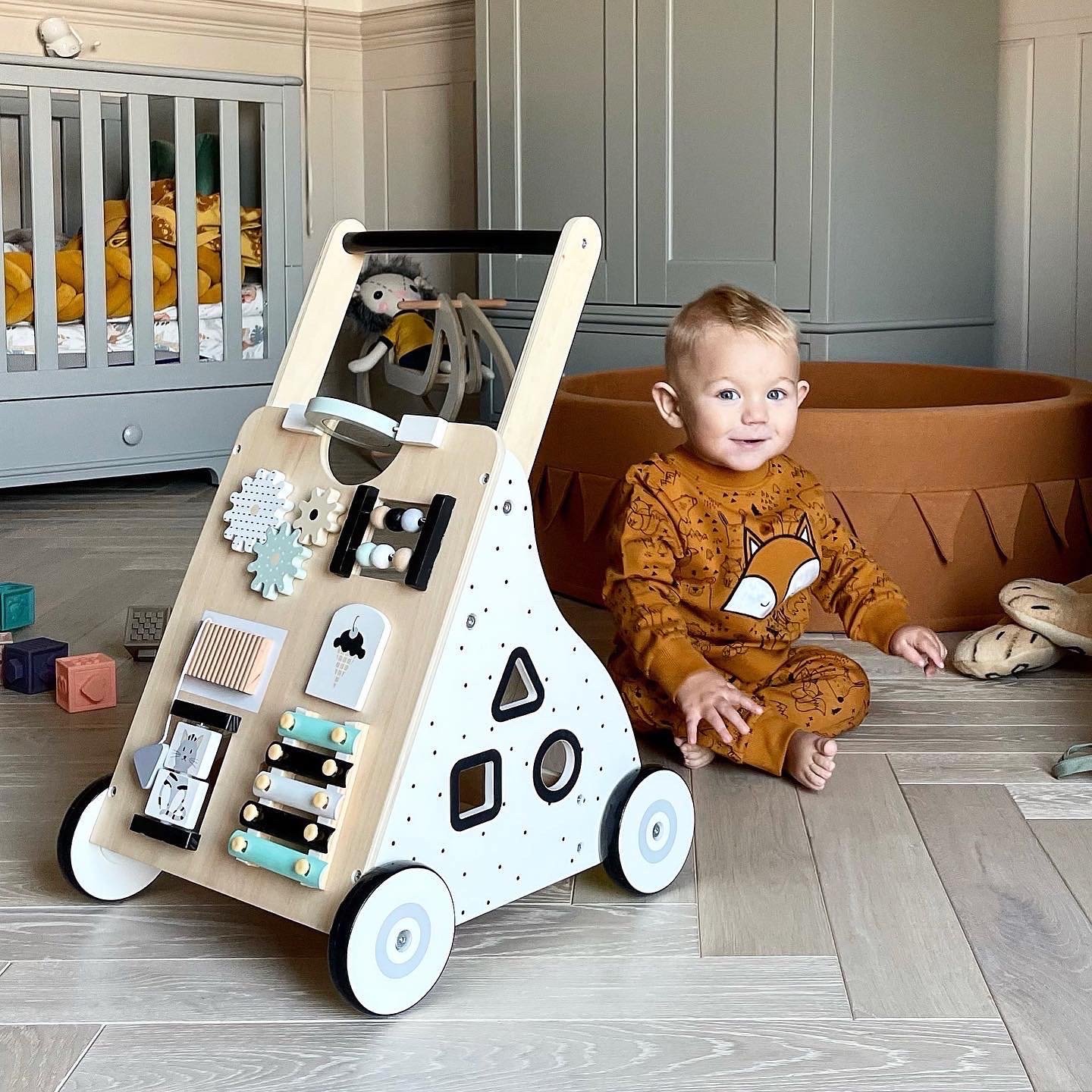 Andador/empujador educativo de madera para niños - tablero de manipulación