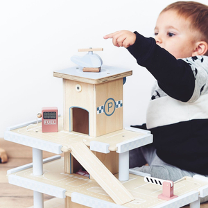 Estacionamiento de madera de tres niveles con ascensor - garaje para autos y helicóptero