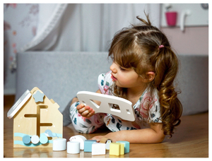 Clasificador: una casa educativa de madera con bloques