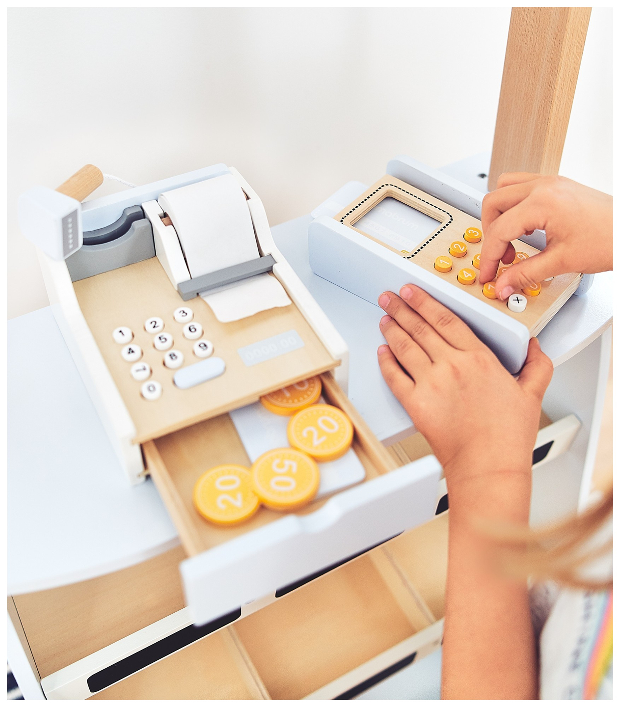 Tienda de comestibles: un puesto de madera con cajas, una caja registradora y una terminal