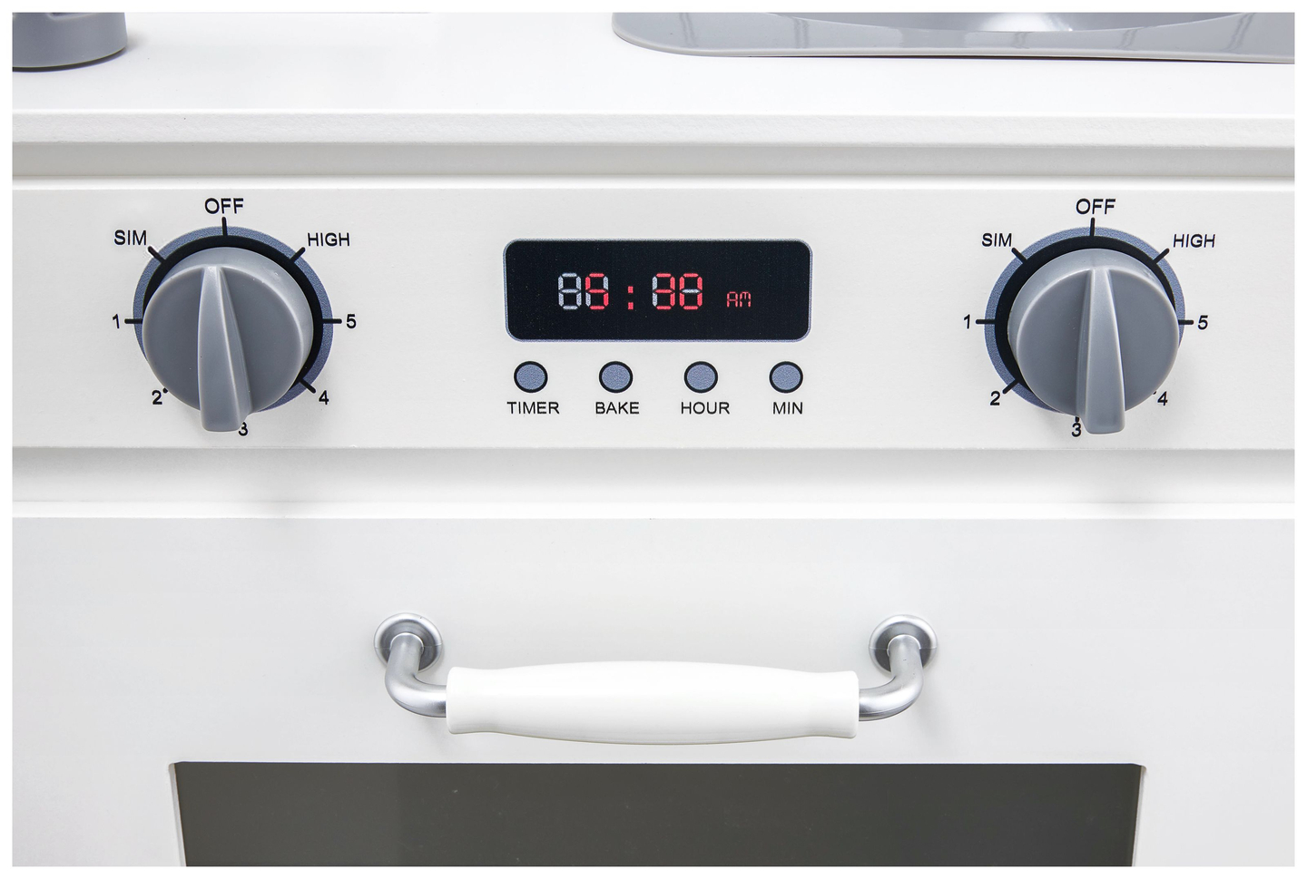 Cocina de madera blanca con delantal, accesorios y lámpara LED.