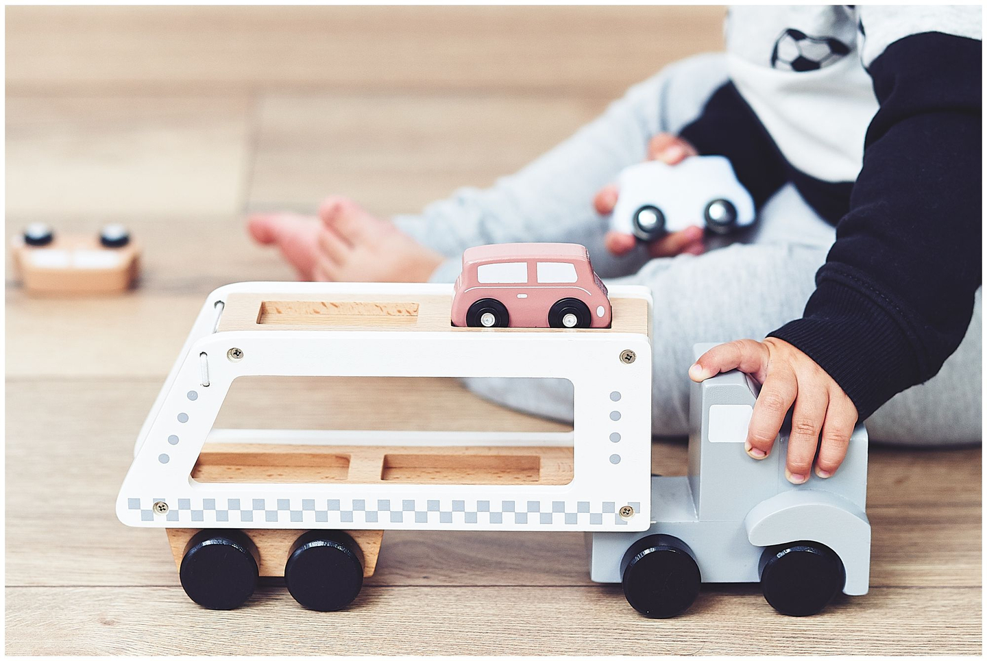 Camión de madera - semirremolque con 4 coches.