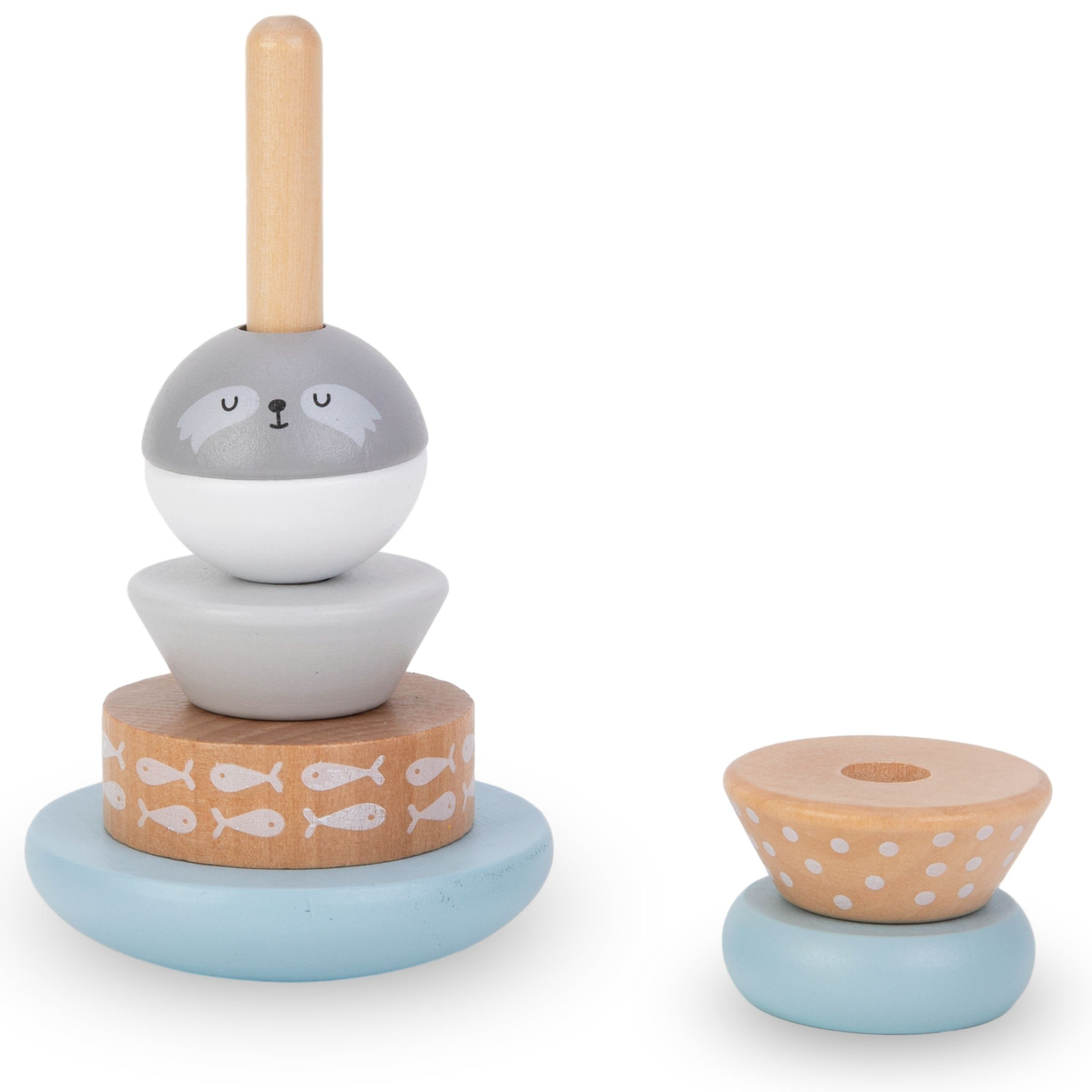 Un juego de juguetes de madera: un entrelazado de colores, una pirámide de focas y un clasificador de ositos de peluche.