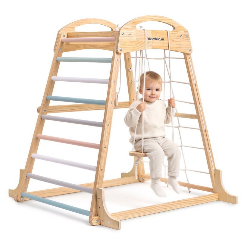 Parque infantil interior de madera con columpio, anillos de gimnasia y red de escalada.