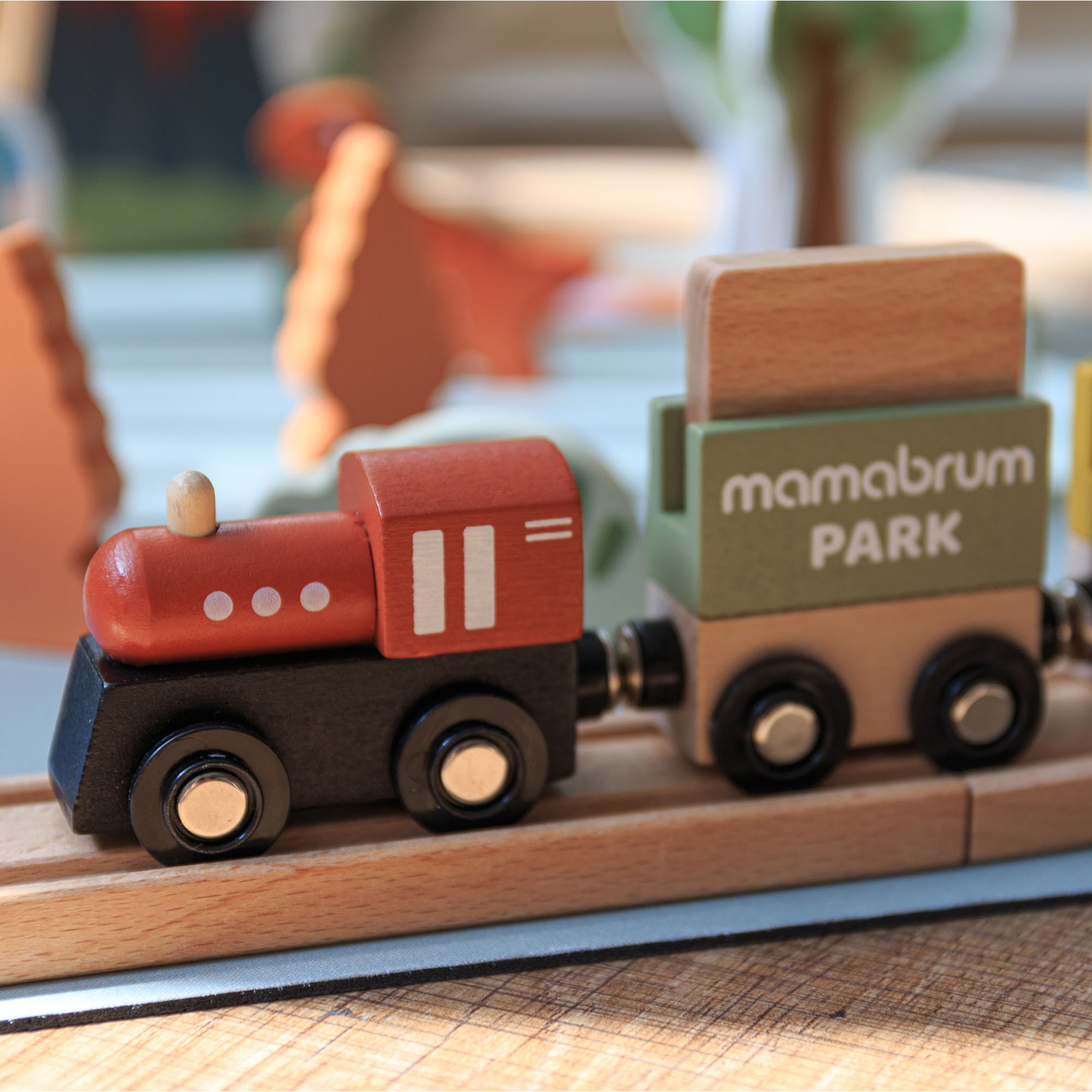 Tren de madera Dino Park con alfombra antideslizante - dinosaurios, tren, vías, volcán, campana
