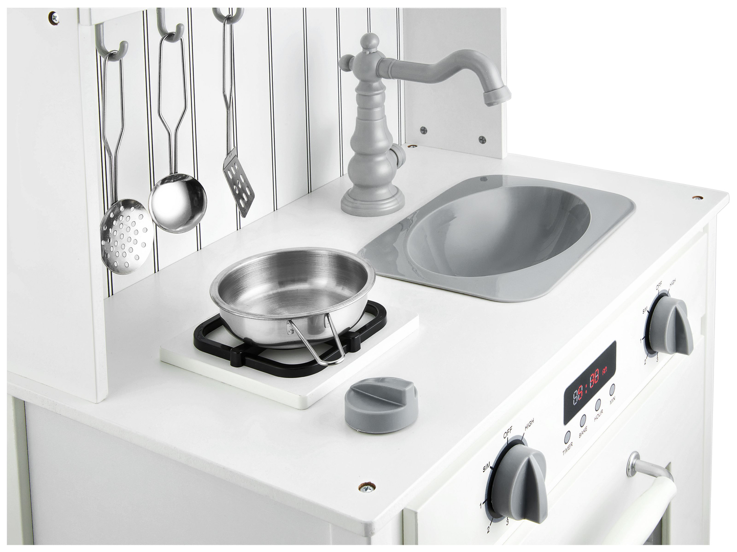 Cocina de madera blanca con delantal, accesorios y lámpara LED.