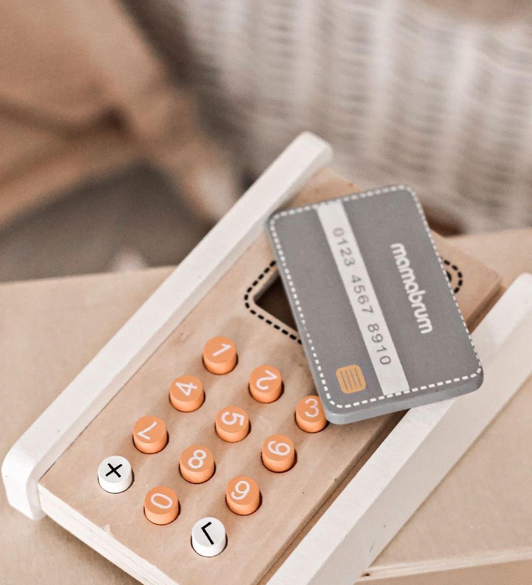 Minimercado: una tienda con báscula, terminal, tarjeta de pago y fruta.