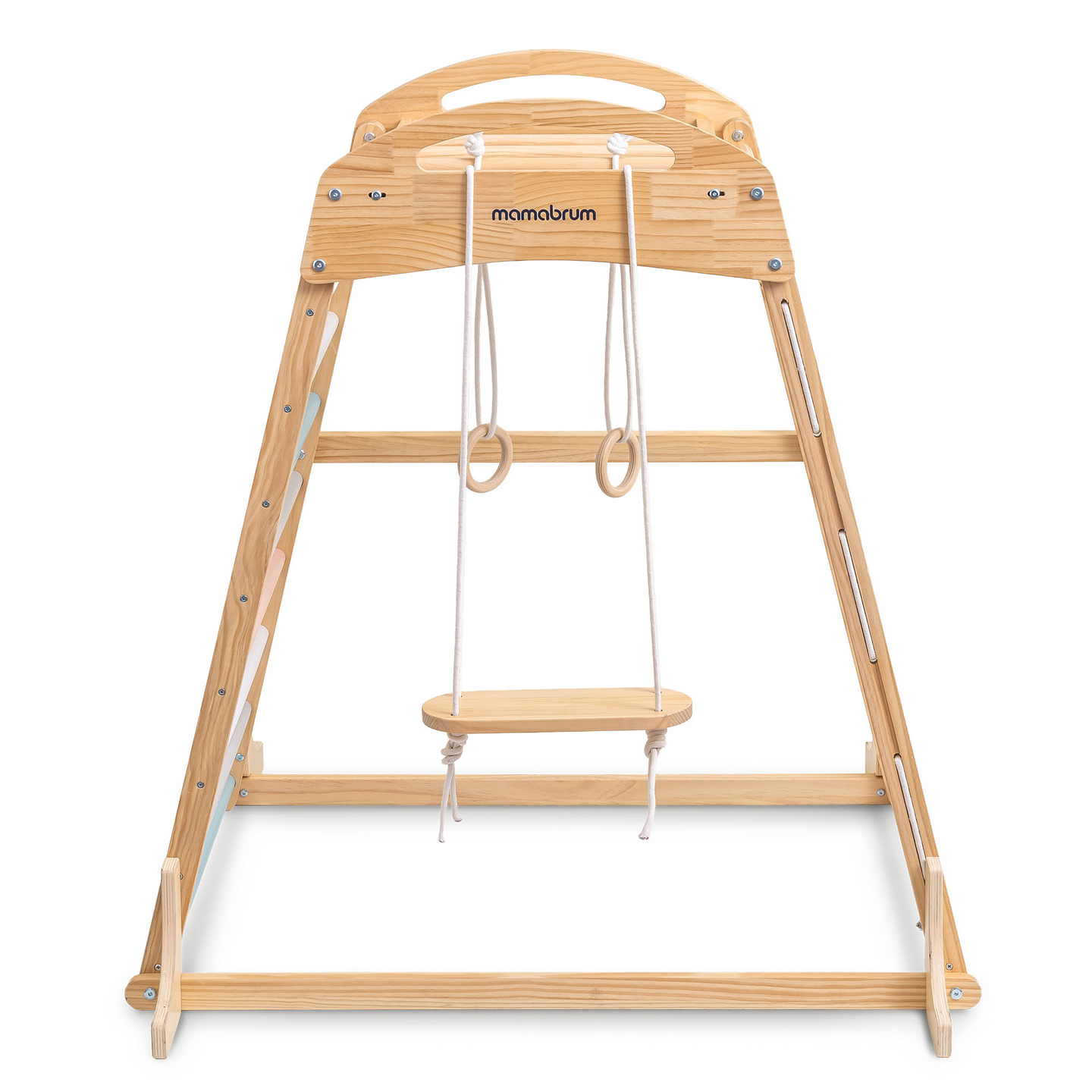 Parque infantil interior de madera con columpio, anillos de gimnasia y red de escalada.