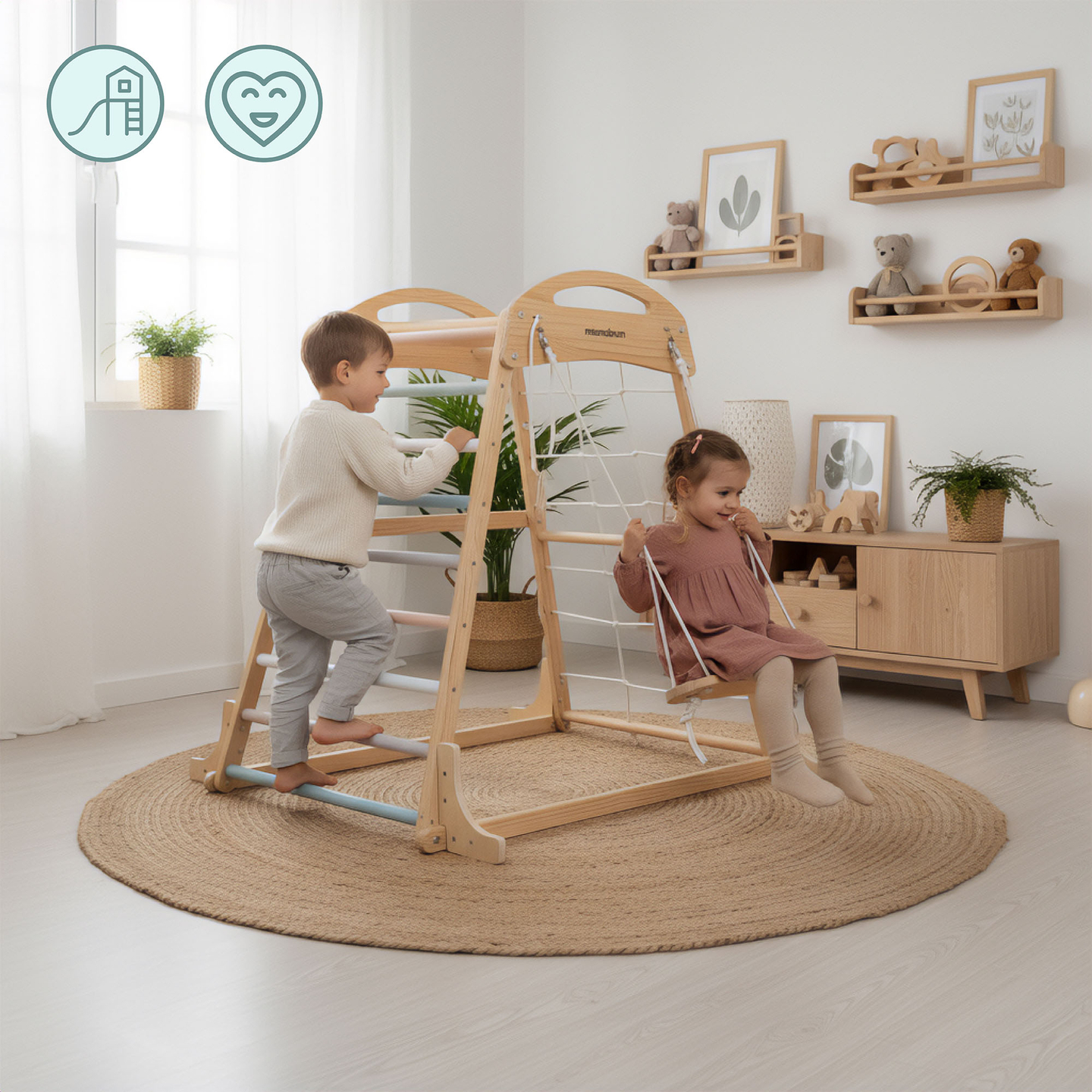 Parque infantil interior de madera con columpio, anillos de gimnasia y red de escalada.