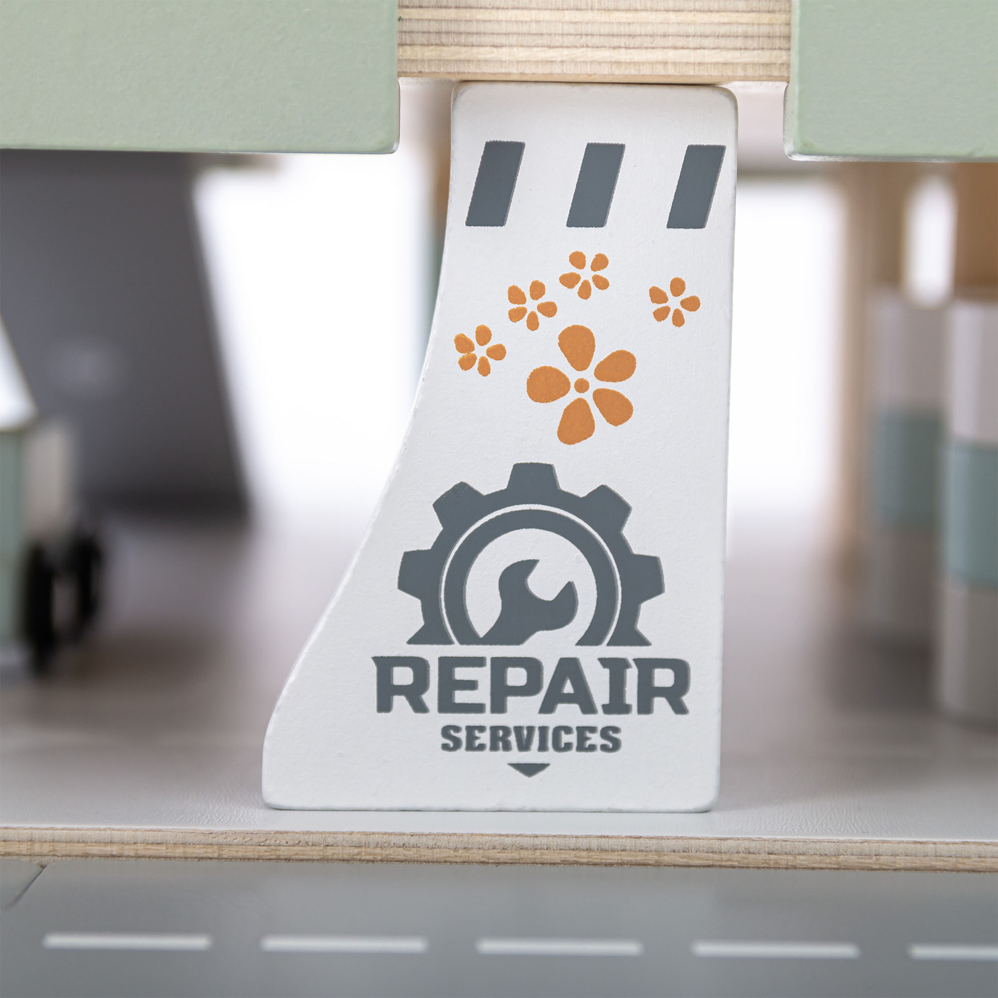 Garaje de madera de tres plantas para niños con accesorios: aparcamiento, gasolinera, lavadero de coches, helicóptero.