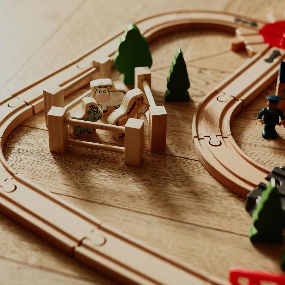 Ferrocarril de madera, tren de baterías - Ciudad: vías, coches, puente, aeropuerto