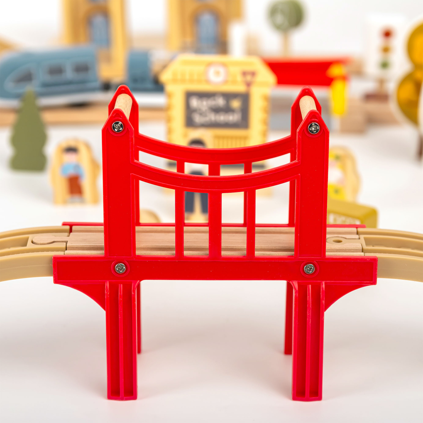 Ferrocarril urbano de madera con tren eléctrico: grúa móvil, barco, puentes