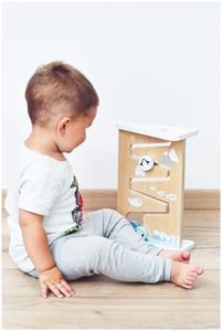 Tablero de manipulación sensorial de madera de doble cara.